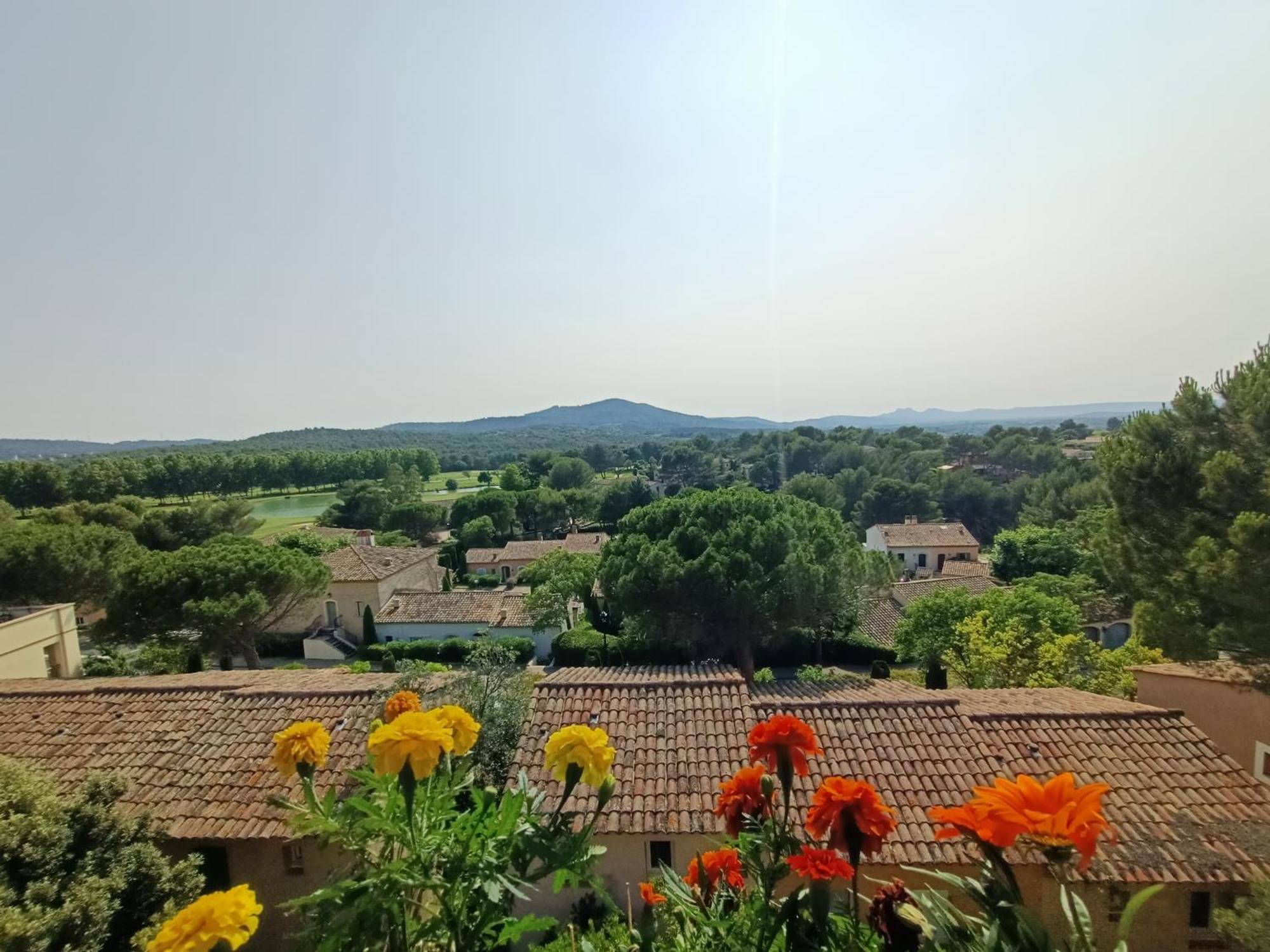 Charmant T2 Climatise Avec Belle Vue , Golf De Pont-Royal Mallemort Ruang foto